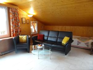 ein Wohnzimmer mit einem Sofa und einem Tisch in der Unterkunft Apartment Berg by Interhome in Engelberg