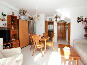 salon ze stołem i krzesłami oraz kuchnia w obiekcie Holiday Home Imperial Park-4 by Interhome w mieście Calpe