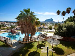 ośrodek z basenem i palmami w obiekcie Holiday Home Imperial Park-4 by Interhome w mieście Calpe