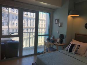 Кът за сядане в Modern and Cozy Studio near Airport Terminal 3