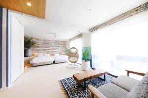 sala de estar con 2 camas y sofá en HOTEL SHIKISAI KYOTO en Kyoto