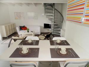 salon ze stołem, krzesłami i schodami w obiekcie Holiday Home Bbrik-2 by Interhome w mieście Hoge Seine