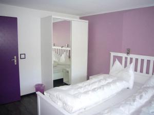 Giường trong phòng chung tại Apartment Moosgufer by Interhome
