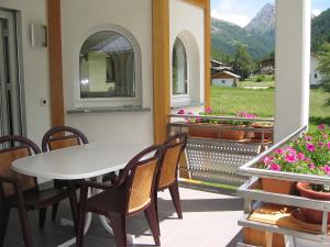 サースフェーにあるHoliday Home Haus Alpenstern- Wohnung Trift by Interhomeの景色を望むバルコニー(テーブル、椅子付)