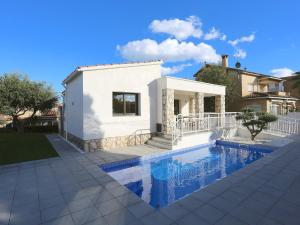 Bazén v ubytovaní Holiday Home Gunella by Interhome alebo v jeho blízkosti