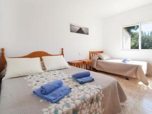 Les tres CalesにあるVilla Villa Sant Jordi by Interhomeのベッドルーム1室(ベッド1台、タオル2枚付)