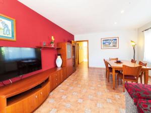 sala de estar con TV y comedor en Holiday Home Mari by Interhome, en Sant Antoni de Calonge