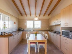 kuchnia ze stołem i krzesłami w pokoju w obiekcie Villa Casa Salvador by Interhome w mieście Monte Pego