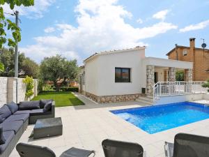 Bazén v ubytovaní Holiday Home Gunella by Interhome alebo v jeho blízkosti
