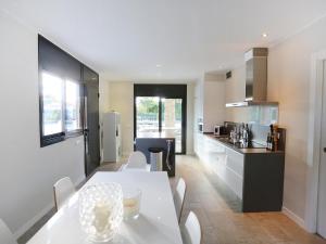 Kuchyňa alebo kuchynka v ubytovaní Holiday Home Gunella by Interhome + 20 fotografií
