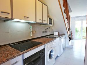 ミアミ・プラトーヤにあるHoliday Home Montalt VIII by Interhomeのキッチン(シンク、洗濯機付)