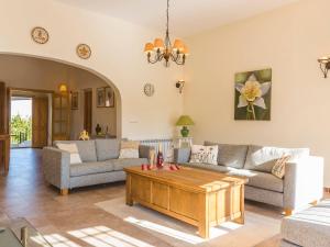 salon z kanapą i stolikiem kawowym w obiekcie Villa Casa Salvador by Interhome w mieście Monte Pego +10 zdjęć