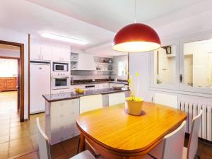- une cuisine avec une table en bois et des placards blancs dans l'établissement Holiday Home Platja by Interhome, à Lloret de Mar
