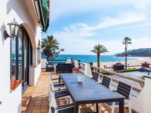 d'une terrasse avec une table et des chaises donnant sur l'océan. dans l'établissement Holiday Home Platja by Interhome, à Lloret de Mar