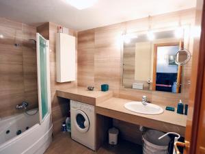 A bathroom at Apartment Cambrils Port by Interhome