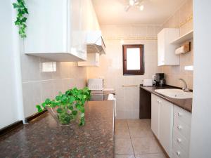 eine Küche mit Spüle und Arbeitsplatte in der Unterkunft Holiday Home Amare Monte by Interhome in Benissa