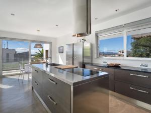 eine Küche mit einem Kühlschrank aus Edelstahl und einem großen Fenster in der Unterkunft Villa Vogue by Interhome in Ferragudo