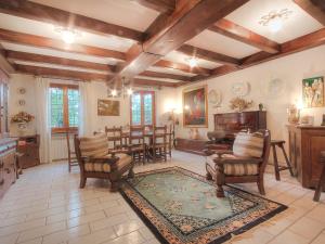 ein Wohnzimmer mit einem Klavier, einem Tisch und Stühlen in der Unterkunft Villa Olivo secolare by Interhome in Castelrinaldi