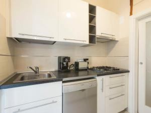 ヴィアレッジョにあるApartment Appartamento Luporini by Interhomeの白いキャビネットとシンク付きのキッチン