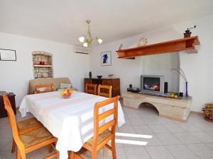 Μια τηλεόραση ή/και κέντρο ψυχαγωγίας στο Holiday Home Stancija Negri by Interhome