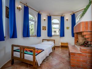 um quarto com cortinas azuis, uma cama e uma lareira em Apartment Hilde Blue-8 by Interhome em Medulin
