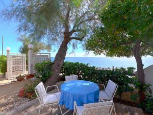 Villa TargiaにあるVilla Marlò by Interhomeの青いテーブルと椅子