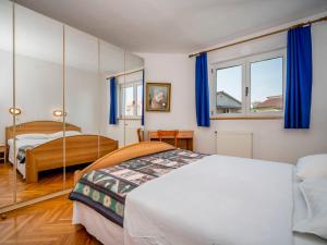 - une chambre avec 2 lits et des rideaux bleus dans l'établissement Apartment Hilde Blue-3 by Interhome, à Medulin