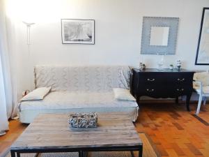 una sala de estar con un sofá y una mesa en Apartment Galiote-10 by Interhome, en La Foux