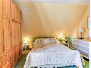 ヴィレ・シュル・メールにあるHoliday Home Le Pré Verger-2 by Interhomeのベッドルーム1室(大型ベッド1台、ドレッサー、ベッドサイドサイドサイドサイドサイドサイドサイドサイドサイドサイドサイドサイドサイドサイドサイドサイドサイドサイドサイドサイドサイドサイドサイドサイドサイドサイドサイドサイドサイドサイドサイドサイドサイドサイドサイドサイドサイドサイドサイドサイドサイドサイドサイドサイドサイドサイドサイドサイドサイドサイドサイドサイドサイドサイドサイドサイドサイドサイドサイドサイドサイドサイドサイドサイドサイドサイドサイドサイドサイドサイドサイドサイドサイドサイドサイドサイドサイドサイドサイドサイドサイドサイドサイドサイドサイドサイドサイドサイドサイドサイドサイドサイドサイドサイドサイドサイドサイドサイドサイドサイドサイドサイドサイドサイドサイドサイドサイドサイドサイドサイドサイドサイドサイドサイドサイドサイ