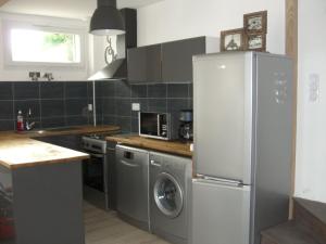 Blot-lʼÉgliseにあるHoliday Home Maison Les Oies by Interhomeのキッチン(冷蔵庫、洗濯機、乾燥機付)