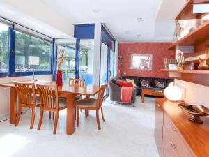 プラヤ・デアロにあるHoliday Home Crystal by Interhomeのキッチン(テーブル、椅子付)、リビングルーム