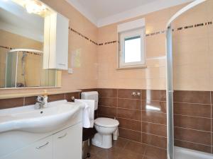 Koupelna v ubytování Holiday Home Lory by Interhome
