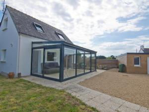 an extension to a house with glass doors at Holiday Home Zal by Interhome in Saint-Pierre-Quiberon