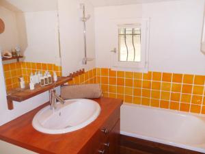 een badkamer met een wastafel en een bad bij Holiday Home Domaine des Vignes by Interhome in Cogolin