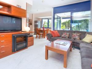 ein Wohnzimmer mit einem Sofa und einem TV in der Unterkunft Holiday Home Crystal by Interhome in Platja  d'Aro