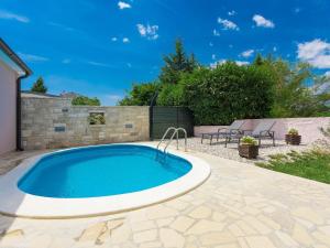una piscina en un patio con una pared de ladrillo y un patio en Holiday Home Lino by Interhome, en Štinjan