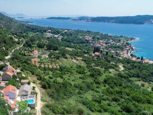 una vista aérea de una ciudad y un cuerpo de agua en Villa Anita by Interhome, en Viganj
