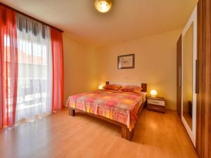 Postel nebo postele na pokoji v ubytování Apartment Fani-2 by Interhome