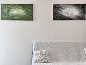 1 dormitorio con 2 cuadros en la pared y 1 cama en Holiday Home Lino by Interhome, en Štinjan