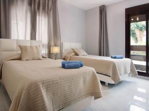 - une chambre avec 2 lits et une fenêtre dans l'établissement Apartment La Maestranza by Interhome, à Marbella