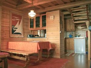 ein Esszimmer mit Tisch und eine Küche in der Unterkunft Holiday Home Korvenvalkama by Interhome in Ahvionniemi + 11 Fotos