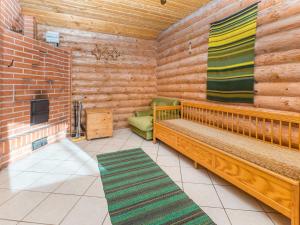 SäkinmäkiにあるHoliday Home Hevonkuusi by Interhomeのベンチと暖炉付きの部屋