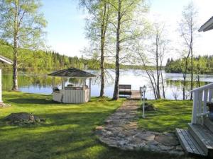 une arrière-cour avec un kiosque et un lac dans l'établissement Holiday Home Pitkälahti by Interhome, à Vehmaskylä