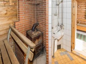 W łazience znajduje się umywalka i prysznic. w obiekcie Holiday Home Hevonkuusi by Interhome w mieście Säkinmäki