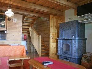 ein Wohnzimmer mit Kamin und Treppe in der Unterkunft Holiday Home Korvenvalkama by Interhome in Ahvionniemi