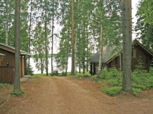 un camino de tierra junto a una casa y árboles en Holiday Home Korvenvalkama by Interhome, en Ahvionniemi