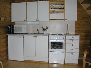 cocina con armarios blancos y fogones en Holiday Home Eteläranta by Interhome, en Hara