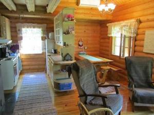 - une cuisine avec une table et des chaises dans une cabine dans l'établissement Holiday Home Aurinkolahti by Interhome, à Taimoniemi