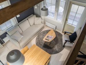 KukkolaにあるHoliday Home Mustikka by Interhomeのソファとテーブル付きのリビングルームのオーバーヘッドビュー