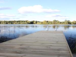 een houten steiger in het midden van een meer bij Holiday Home Petäjäniemi by Interhome in Saari